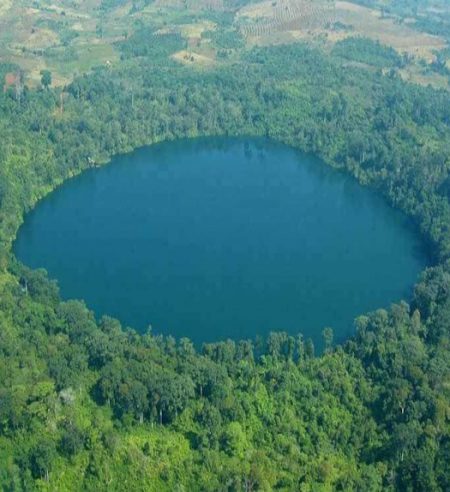 Yeak Laom Lake